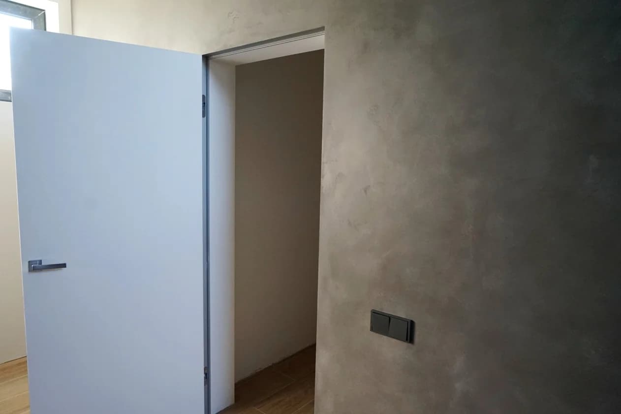 Двері прихованого монтажу Alumdoors Silver (з алюмінієвим торцем) — фото 2