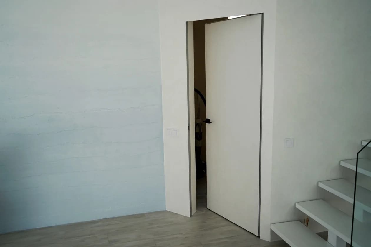 Двері прихованого монтажу Alumdoors Silver (з алюмінієвим торцем та замком) — фото 2