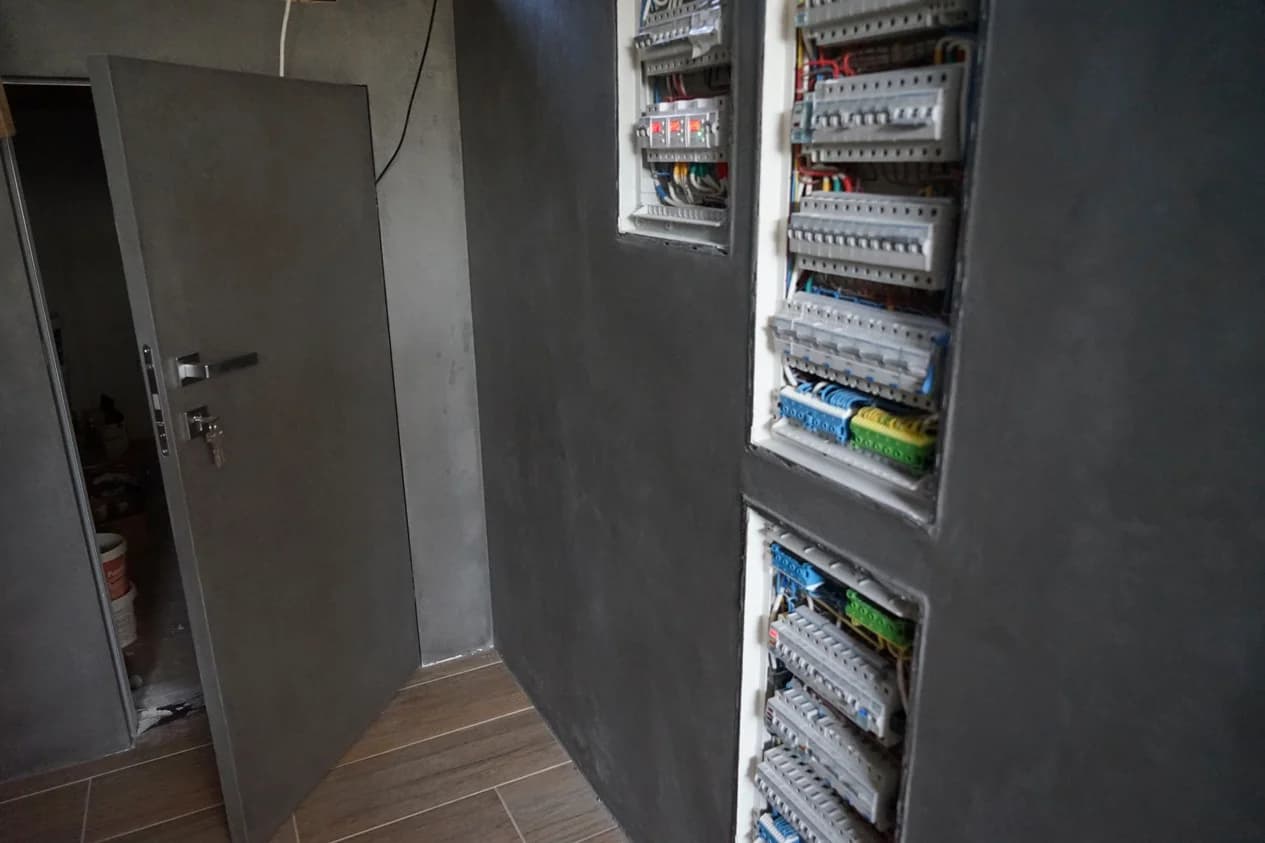 Двері прихованого монтажу Alumdoors Silver (з механічним замком) — фото 1