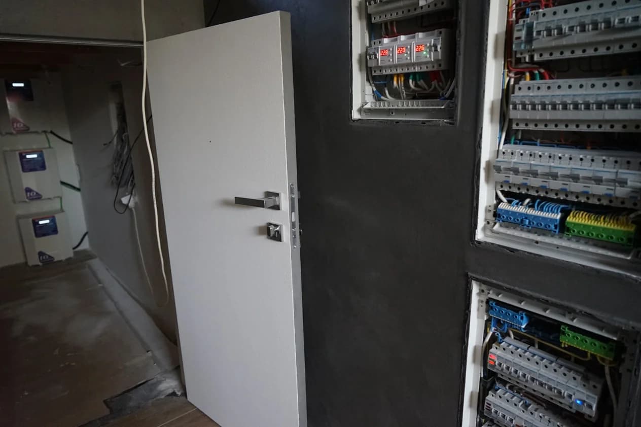 Двері прихованого монтажу Alumdoors Silver (з механічним замком) — фото 2